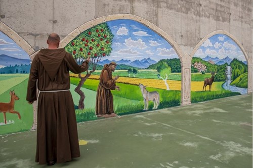 Dal grigio di una parete ai colori della rinascita